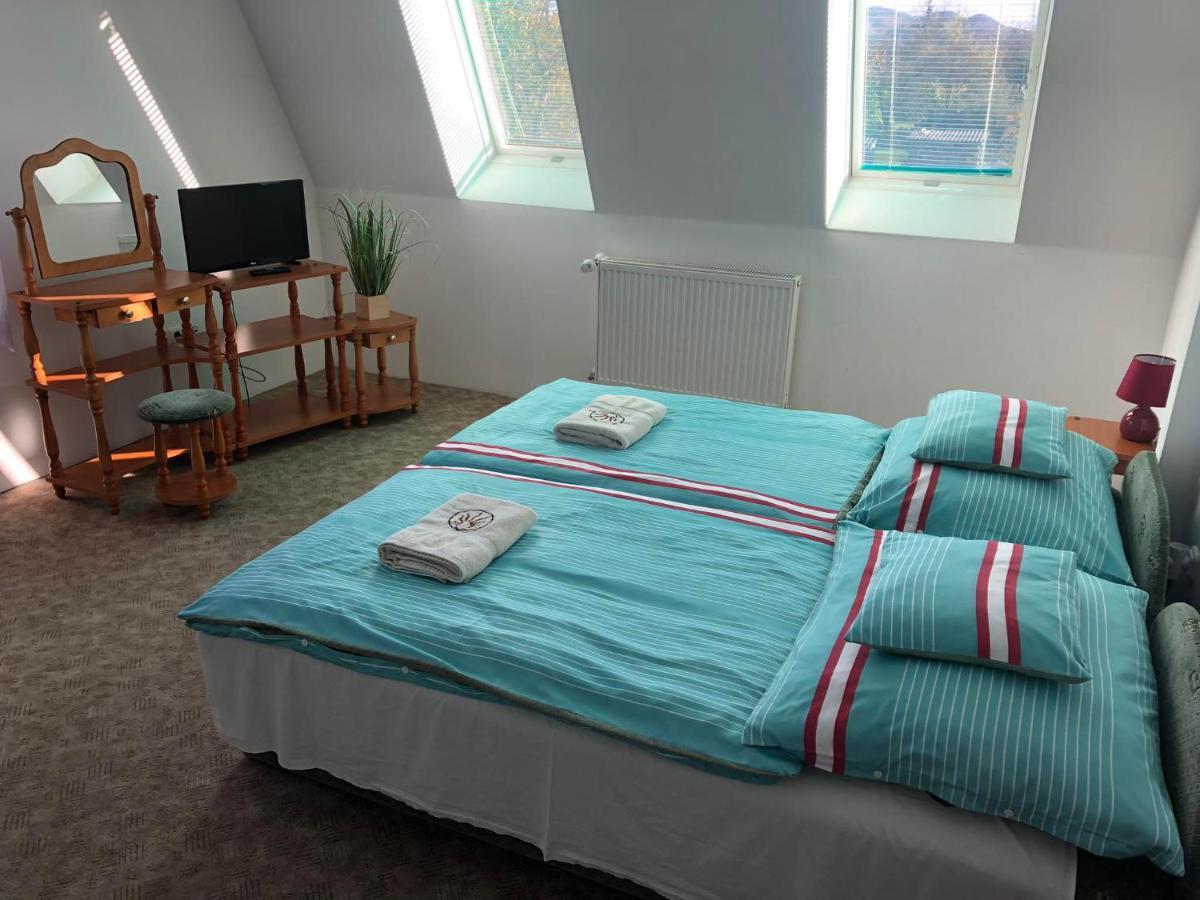 Bed and Breakfast Korona Panzió Fuzerradvany Exterior foto